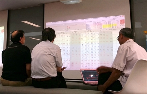VN stocks head up amid strong foreign selling