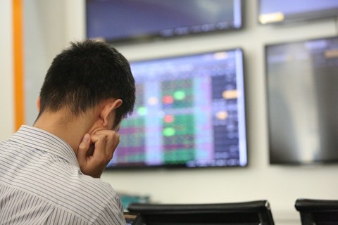 Sabeco rises for eight sessions, blue chips drag down the VN-Index