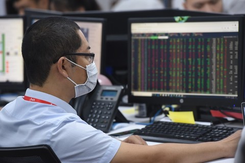 Shares gain on hopes of Government virus measures