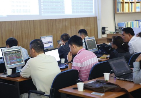 VN shares recover, banks and brokerages make gains