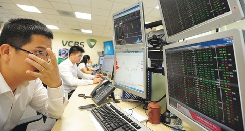 Local stocks brought down by selling as VN-Index nears 1,000 points