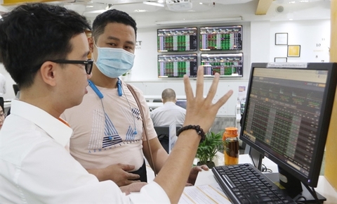 VN-Index gains nearly 8 points on bank and real estate stocks