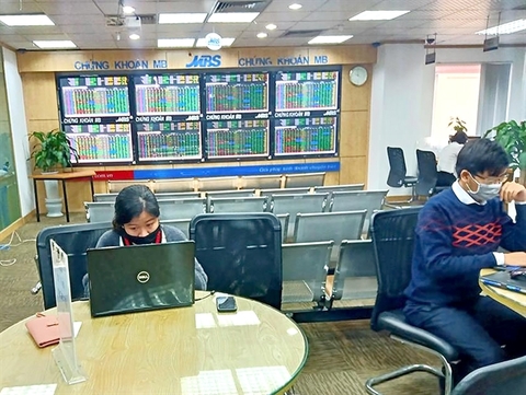 VN-Index falls under 1,200 point-level as selling pressure returns