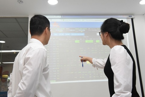 Shares gain on banking stocks