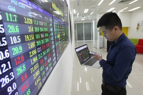 VN-Index breaks over 1,300 points on bank stocks