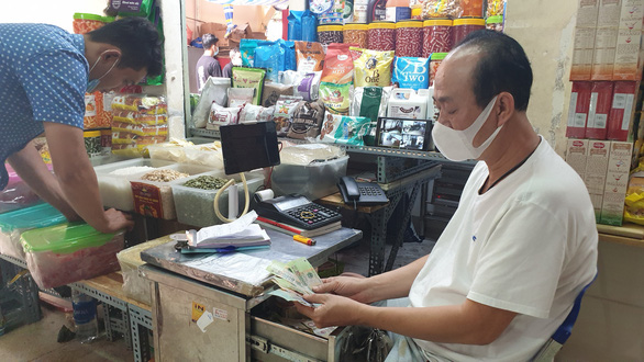 Market stalls in Saigon resort to online sale, contactless payment during social distancing