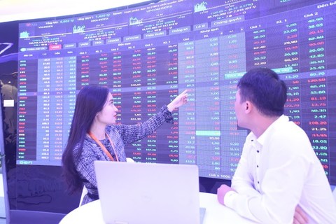 Market reverses, weighed by pillar stocks