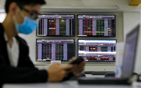 Shares rise on banking, steel stocks