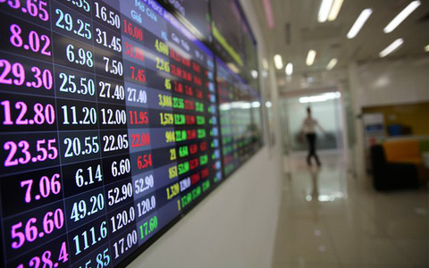 Market extends losses on blue-chip stocks