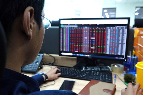 Market gets boost thanks to manufacturing stocks