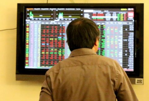 VN-Index surges over 14 points on blue chip stocks